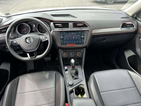 Used 2021 Volkswagen Tiguan SE w/ Panoramic Sunroof Package image 16