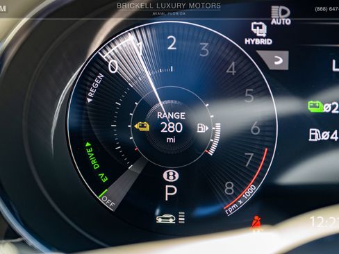Used 2021 Bentley Bentayga Plug-In Hybrid AWD/4WD image 40