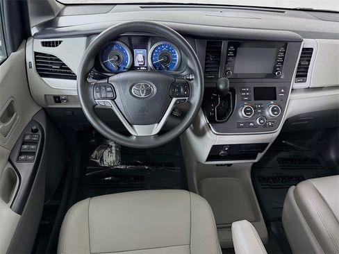 Certified 2020 Toyota Sienna L image 4