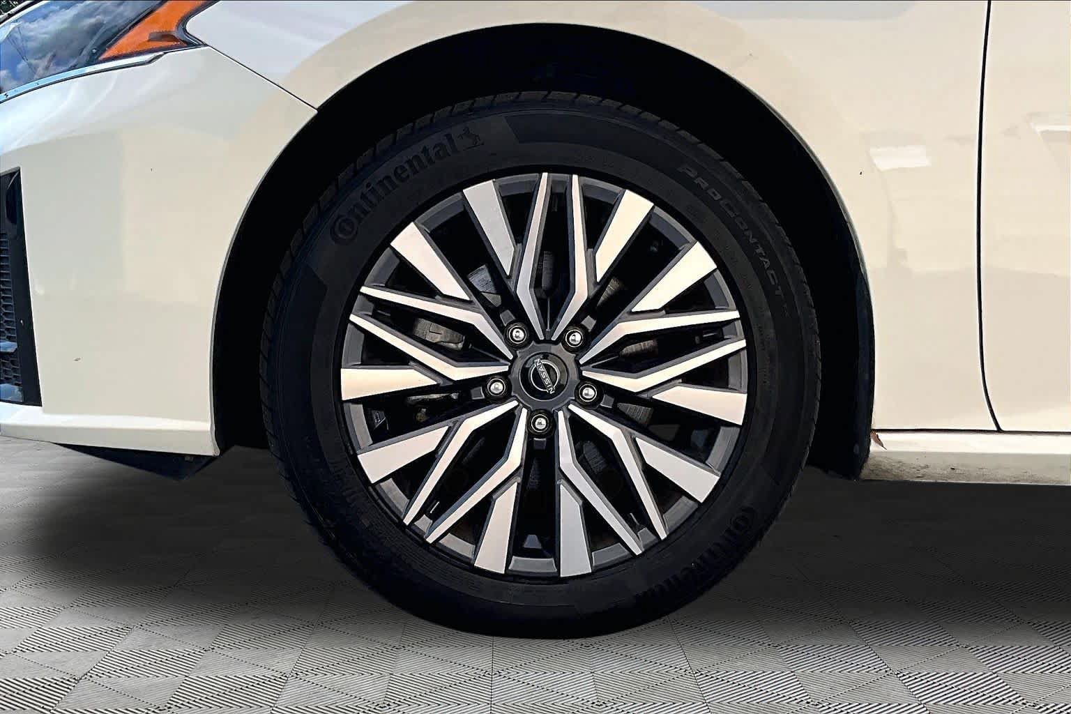 Used 2023 Nissan Altima 2.5 SV w/ SV Premium Package AWD/4WD image 11