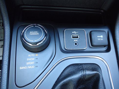 Used 2020 Jeep Cherokee Latitude Plus w/ Cold Weather Group AWD/4WD image 21