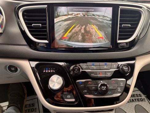 Used 2024 Chrysler Pacifica Touring-L image 22