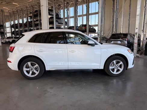 Used 2023 Audi Q5 2.0T Premium w/ Convenience Package AWD/4WD image 2
