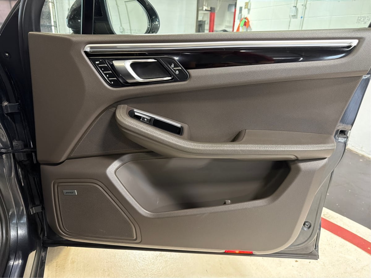 Used 2021 Porsche Macan AWD/4WD image 27