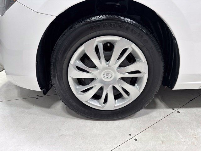 Used 2019 Toyota Yaris L FWD image 5