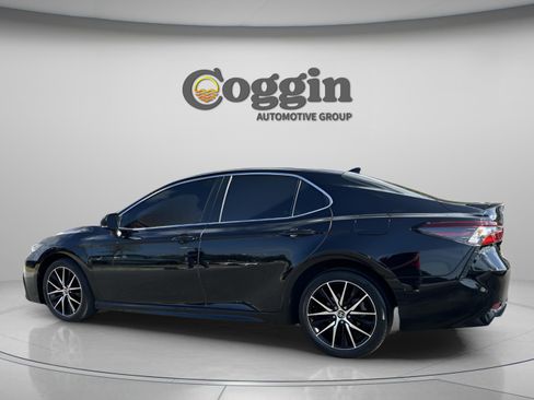 Used 2023 Toyota Camry SE image 3