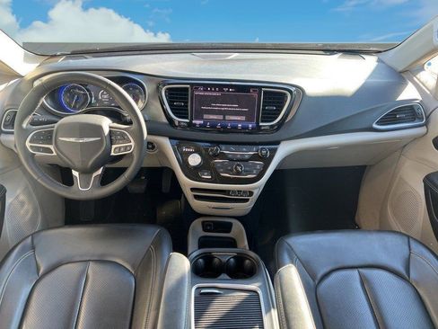 Used 2023 Chrysler Pacifica Touring-L image 18