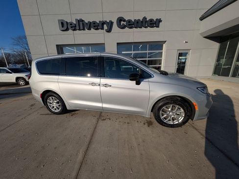 New 2026 Chrysler Pacifica Select image 4