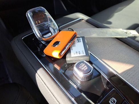 Used 2025 Volvo XC90 B6 Plus image 24