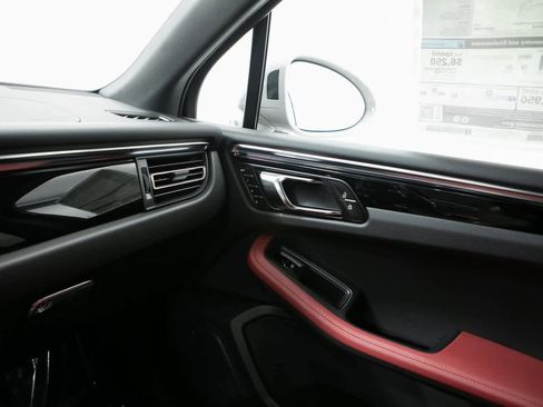 Certified 2025 Porsche Macan image 24