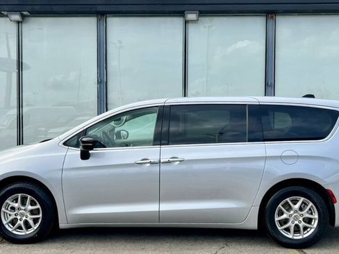 Used 2024 Chrysler Pacifica Touring-L FWD image 2
