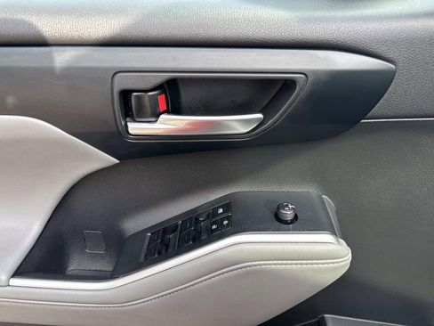 Used 2023 Toyota Highlander XLE image 21