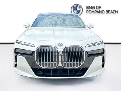 Used 2023 BMW 760i xDrive image 2