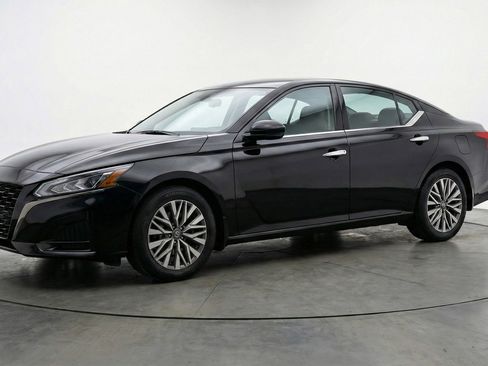 Used 2025 Nissan Altima 2.5 SV image 3