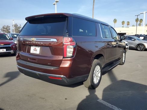 Used 2023 Chevrolet Suburban LT image 4