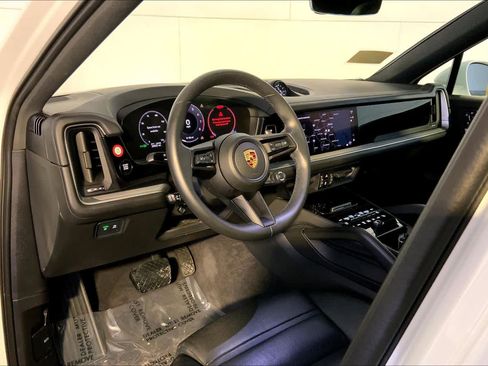 Used 2024 Porsche Cayenne Coupe image 4