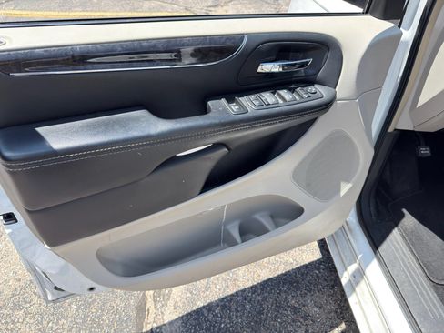 Used 2016 Chrysler Town & Country Touring-L FWD image 10