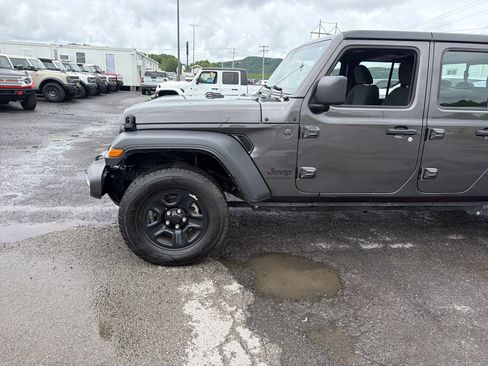 Used 2024 Jeep Gladiator Sport AWD/4WD image 11
