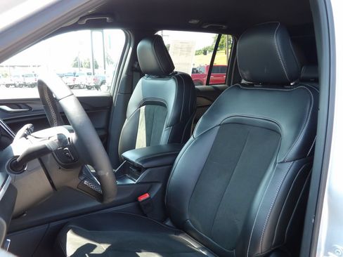 Used 2025 Jeep Grand Cherokee Altitude AWD/4WD image 7