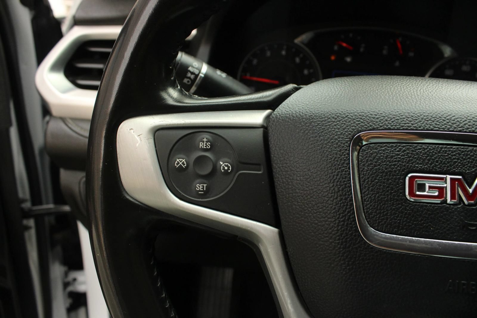 Used 2020 GMC Acadia SLE w/ Driver Convenience Package FWD image 29