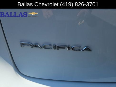 Used 2024 Chrysler Pacifica Touring-L FWD image 33