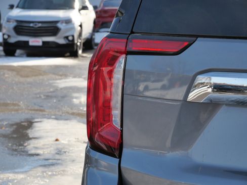 Used 2022 GMC Yukon XL SLT w/ SLT Premium Package image 8