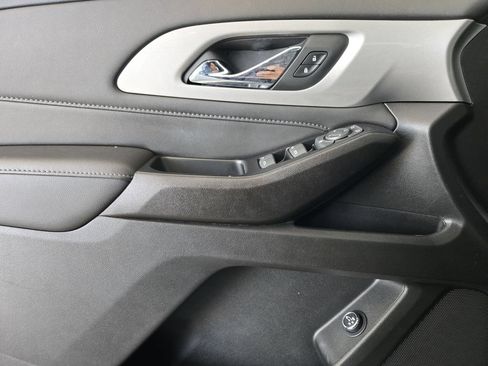 Used 2023 Chevrolet Traverse LT FWD image 24