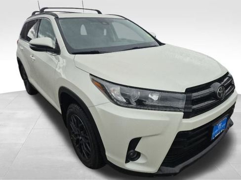 Used 2019 Toyota Highlander SE image 3