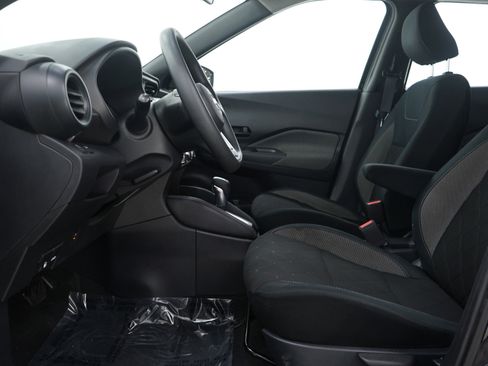 Used 2018 Nissan Kicks S image 22