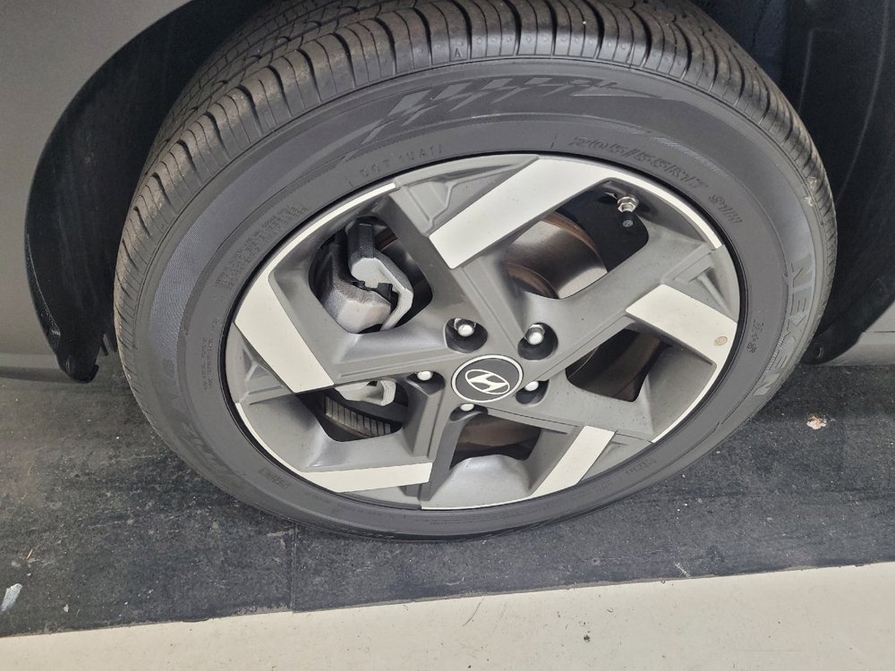 Used 2025 Hyundai Venue SEL FWD image 31