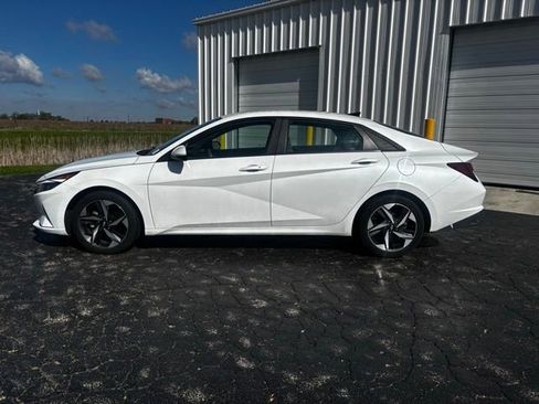 Used 2023 Hyundai Elantra SEL w/ Convenience Package FWD image 2
