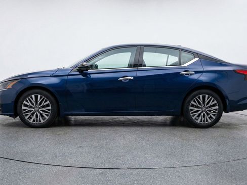 Used 2025 Nissan Altima 2.5 SV FWD image 4