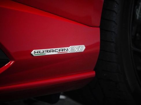 Used 2021 Lamborghini Huracan EVO image 12