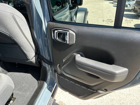 Used 2025 Jeep Wrangler Unlimited Sport AWD/4WD image 18