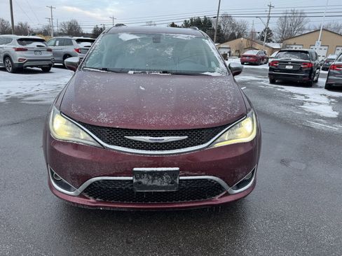 Used 2020 Chrysler Pacifica Limited image 2