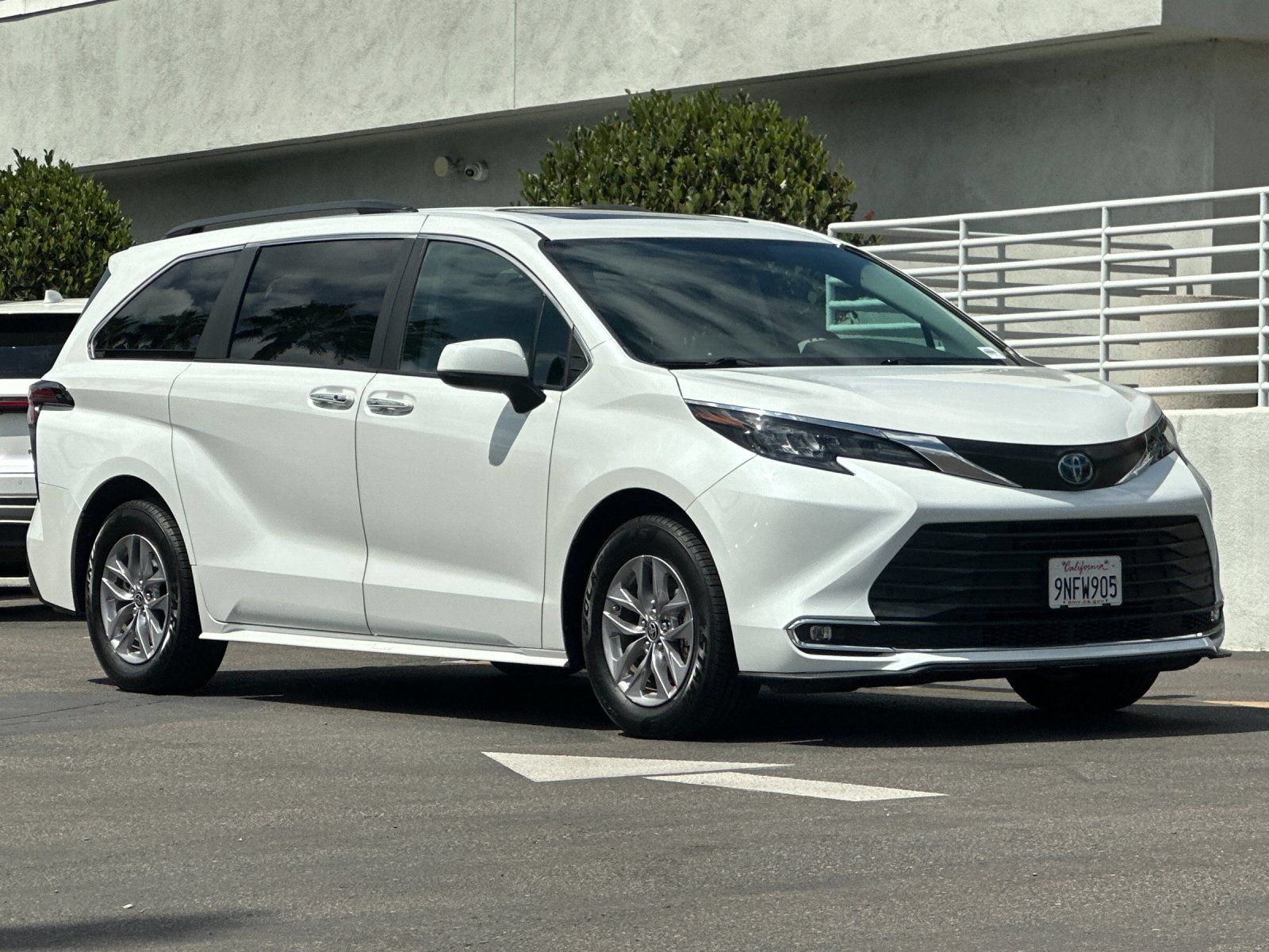 Used 2024 Toyota Sienna XLE FWD image 8