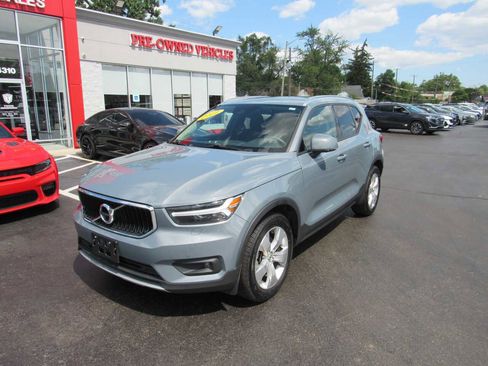 Used 2021 Volvo XC40 T5 Momentum image 2