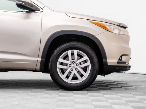 Used 2015 Toyota Highlander LE image 26