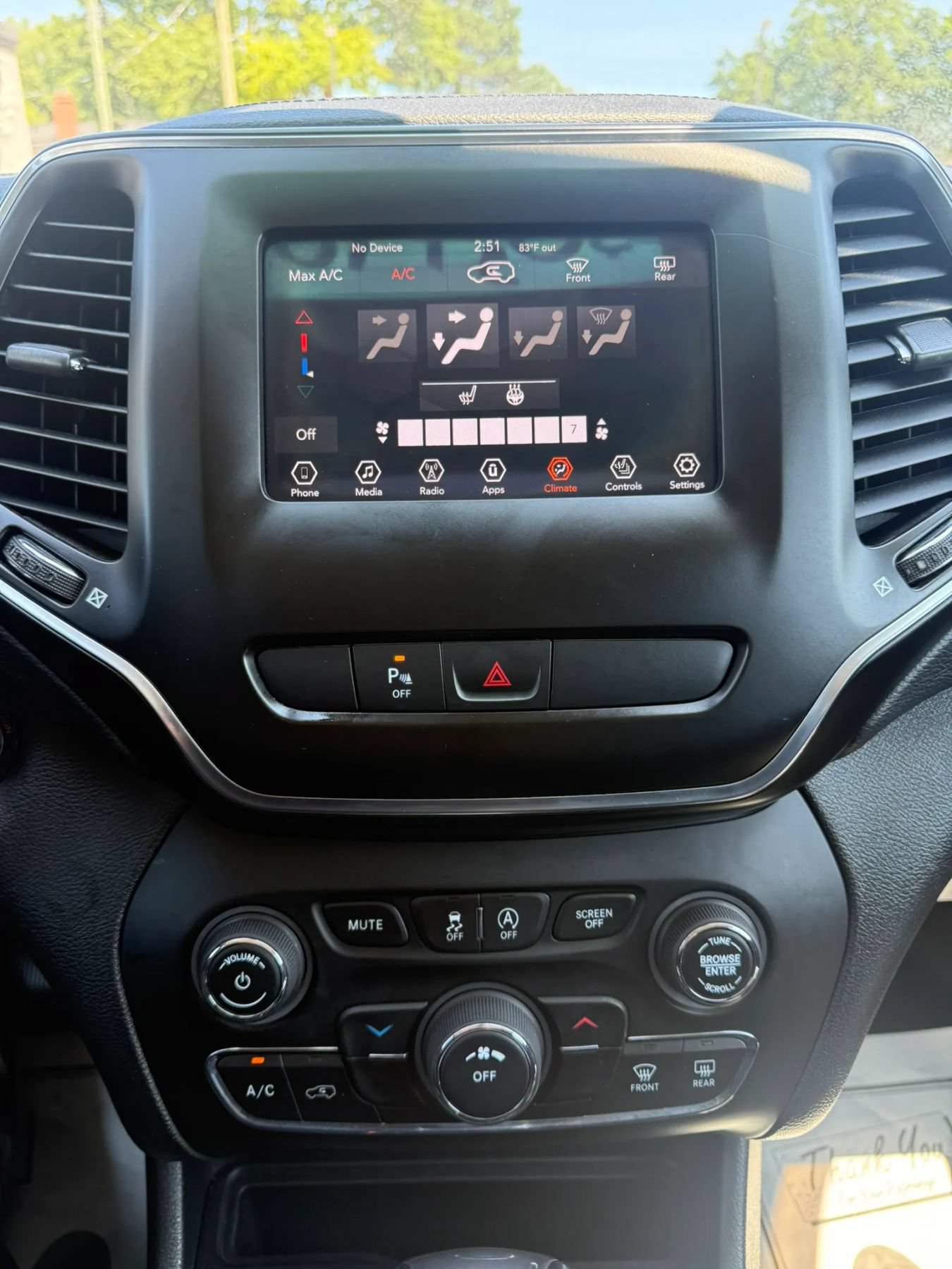 Used 2019 Jeep Cherokee Latitude Plus w/ Cold Weather Group AWD/4WD image 17