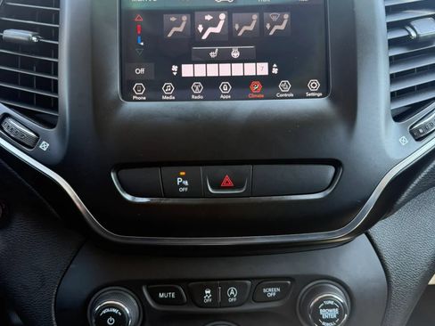 Used 2019 Jeep Cherokee Latitude Plus w/ Cold Weather Group AWD/4WD image 17
