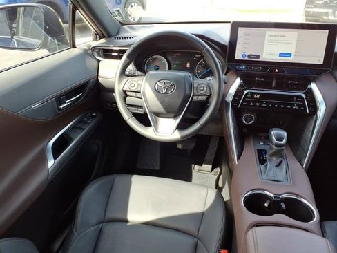 Used 2024 Toyota Venza XLE image 11