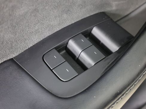 Used 2021 Tesla Model Y Long Range AWD/4WD image 21