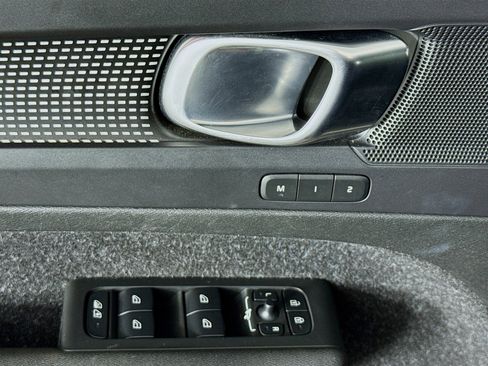 Used 2020 Volvo XC40 T5 R-Design image 23