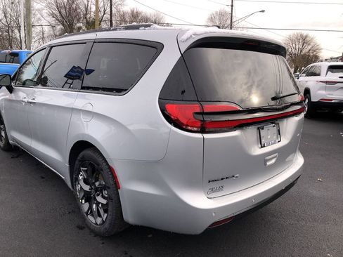 New 2026 Chrysler Pacifica Select image 12