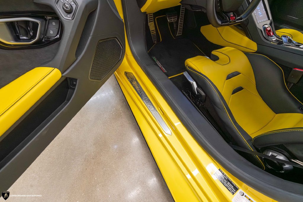 Used 2020 Lamborghini Huracan EVO RWD image 30
