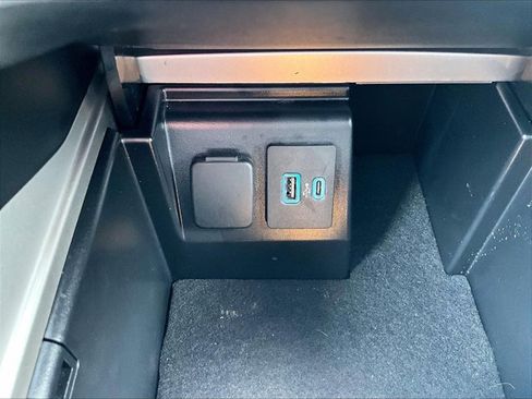 Used 2024 Ford Explorer XLT RWD image 26