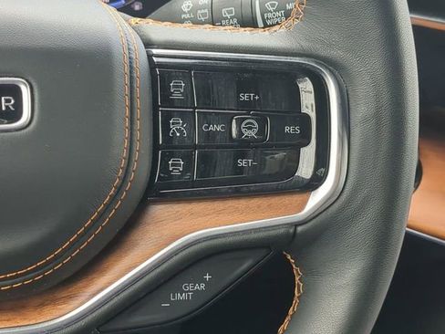 Used 2025 Jeep Grand Wagoneer Series III w/ Rear Seat Video Group 1 AWD/4WD image 33