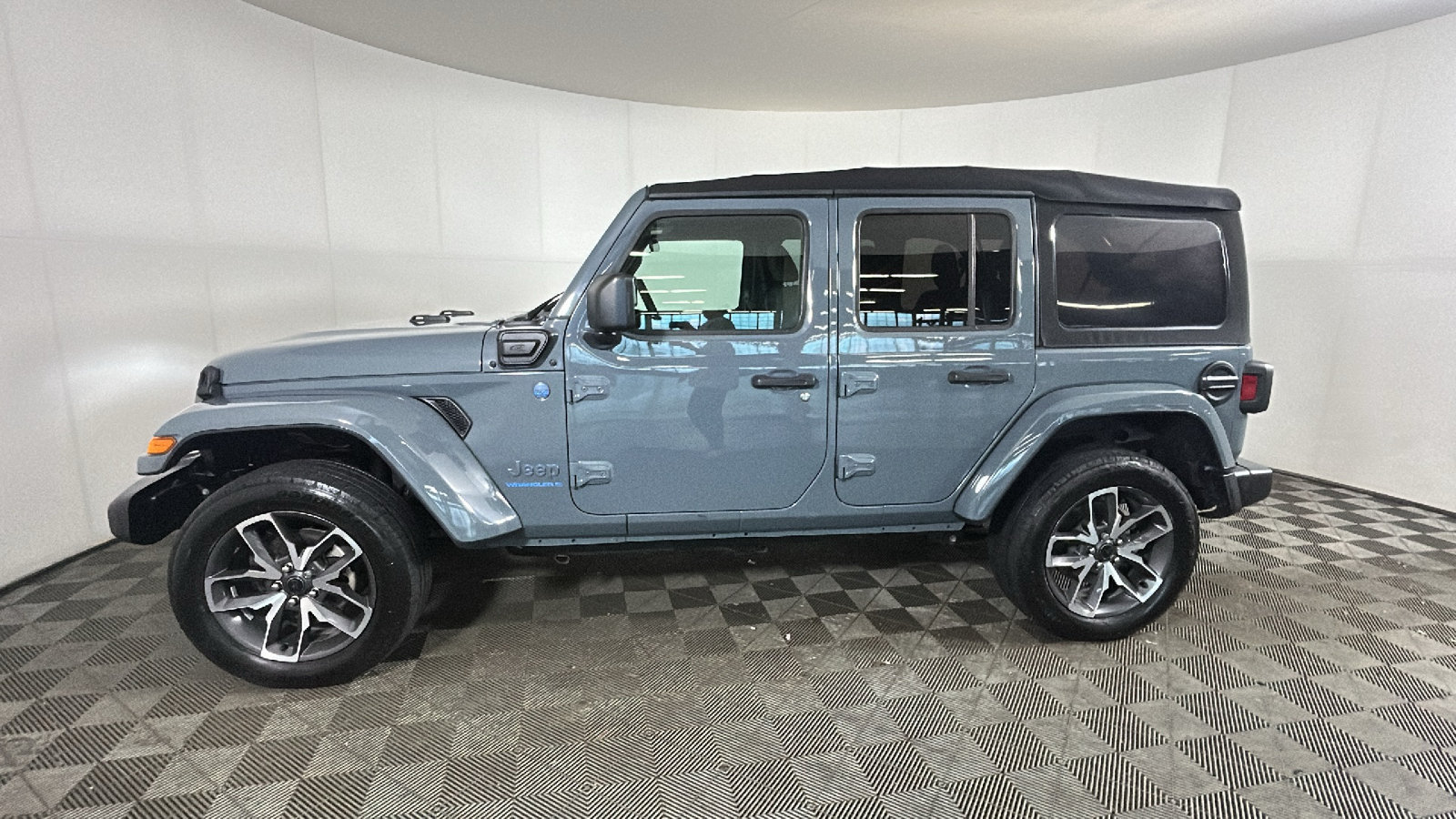 Used 2024 Jeep Wrangler Unlimited AWD/4WD image 6