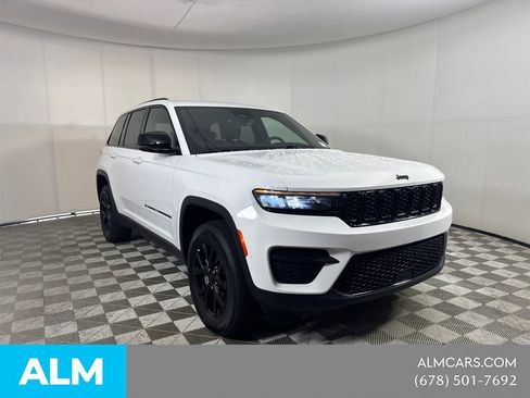 Used 2025 Jeep Grand Cherokee Altitude AWD/4WD image 4