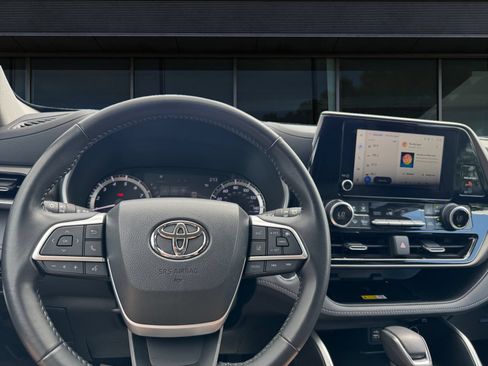 Used 2023 Toyota Highlander XLE AWD/4WD image 4